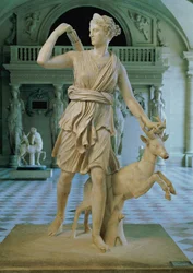 Ártemis, a caçadora, conhecida como a «Diana de Versalhes», cópia romana de uma adaptação do século II a.C. de um original do século IV a.C. atribuído a Leocares
